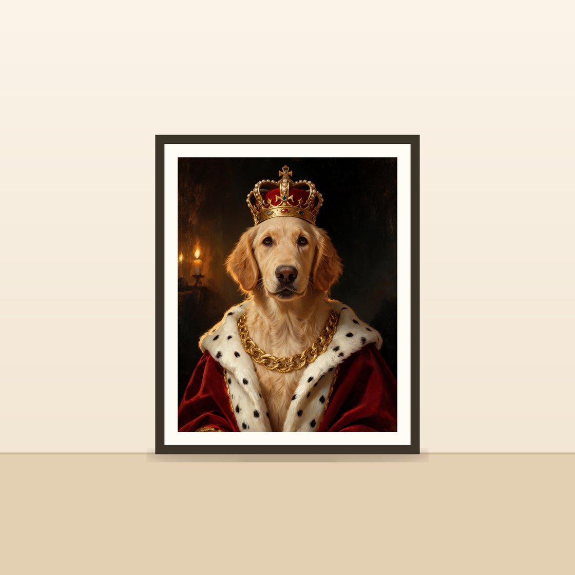 Portrait royal encadré, posé contre un mur