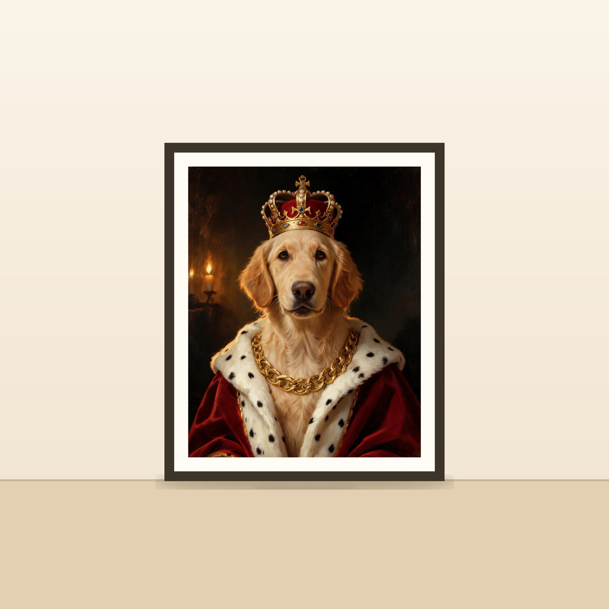 Le Portrait Royal — portrait d'animal sur-mesure encadre, pose contre un mur